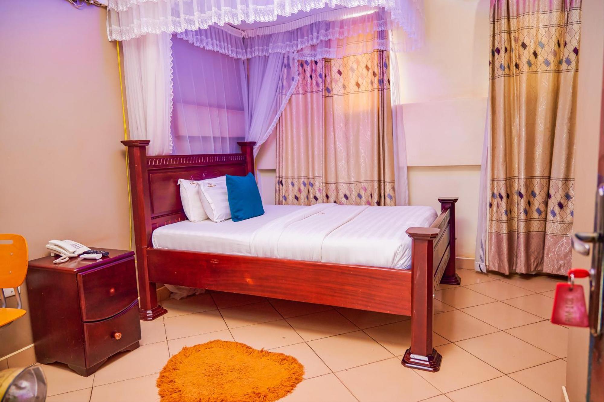 Twin Towers Hotel Kampala Exterior photo